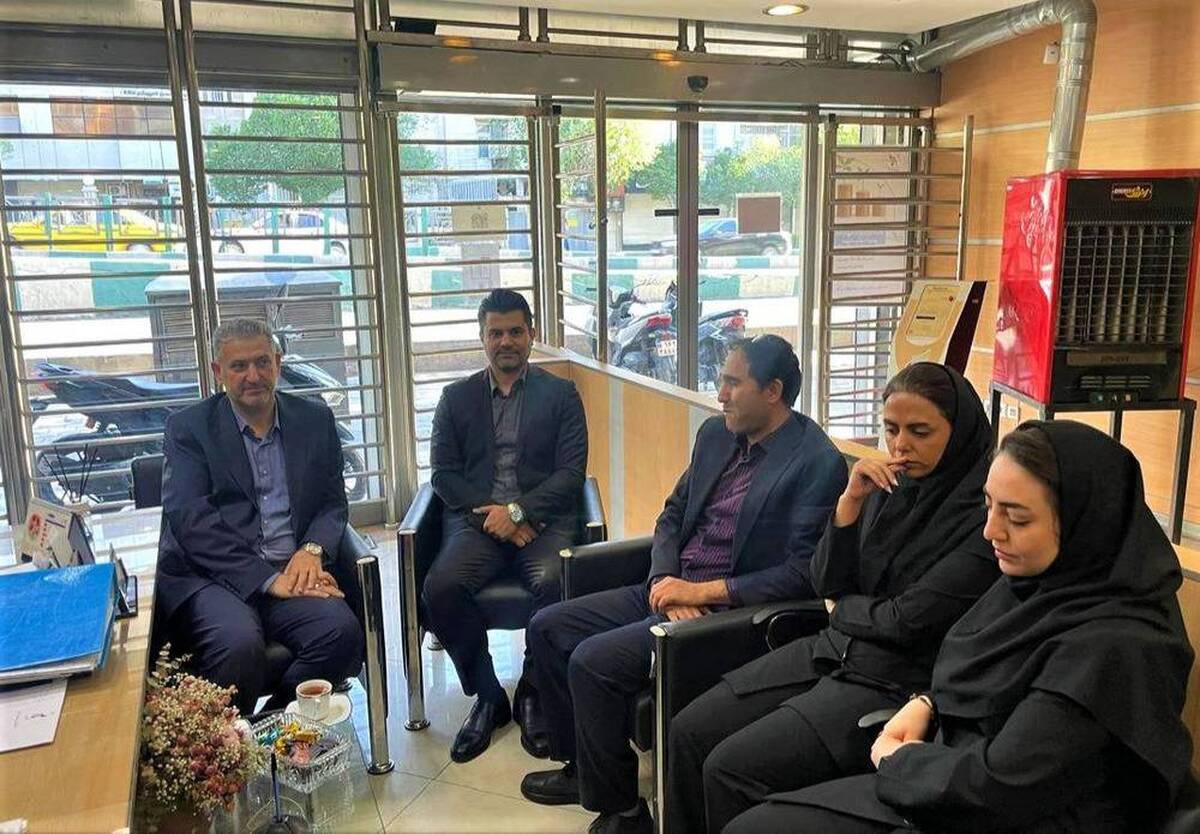 گپ و گفت سرپرست بانک سرمایه با همکاران شعبه کریمخان