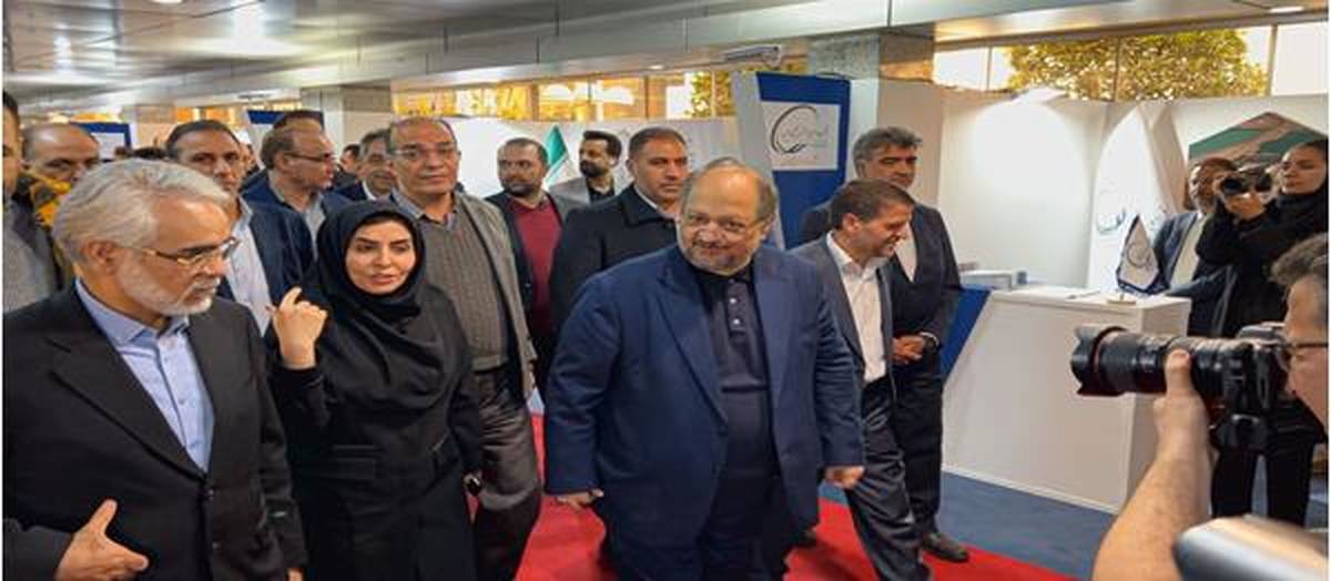  بازدید مدیرعامل گروه صنایع پتروشیمی خلیج‌فارس از غرفه پالایش گاز هویزه در پتروفن ۱۴۰۴