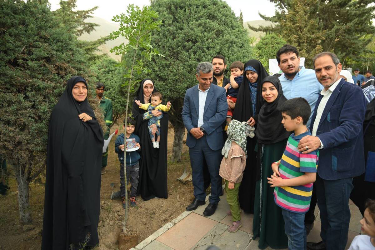 کاشت 100 اصله نهال به نام نوزادان منطقه یک در پویش نفس های تازه شهر 