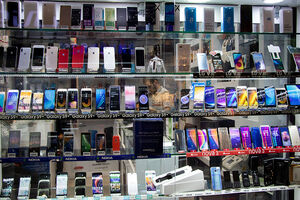احتکار در بازار موبایل صرفه اقتصادی ندارد/ تنها یک میلیون تلفن همراه وارد کشور شده است