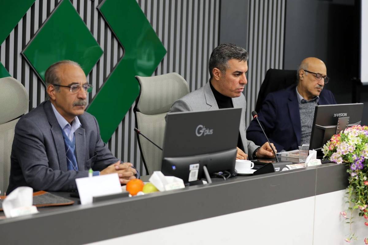  اولین کافه کتاب پژوهشکده بیمه با بررسی و نقد کتاب "فرهنگنامه دیات: به انضمام نظریه‌های مشورتی قوه قضاییه و آرای وحدت رویه" برگزار شد