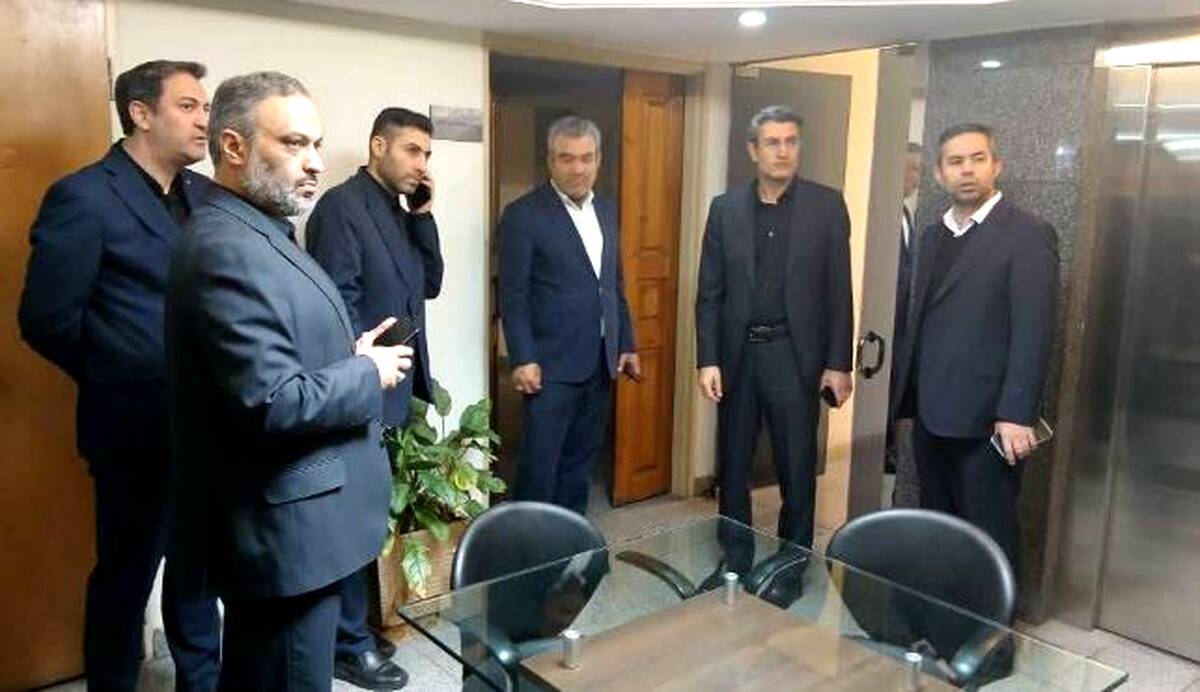 بازدید مدیر عامل بانک سینا از واحد های ستادی و تقدیر از همکاران در شرایط جنگی