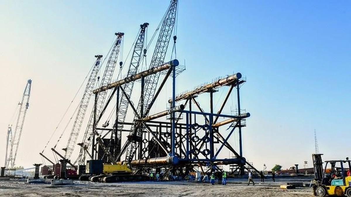 انجام عملیاتRoll-Up جکت سکوی پروژه فرزاد ب در یارد خرمشهر