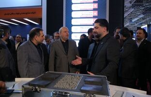 بازدید دکتر هدایت مدیرعامل شرکت سرمایه گذاری غدیر از غرفه فولاد غدیر نی‌ریز 
