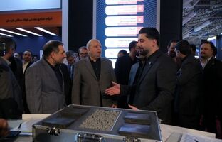 بازدید دکتر هدایت مدیرعامل شرکت سرمایه گذاری غدیر از غرفه فولاد غدیر نی‌ریز 