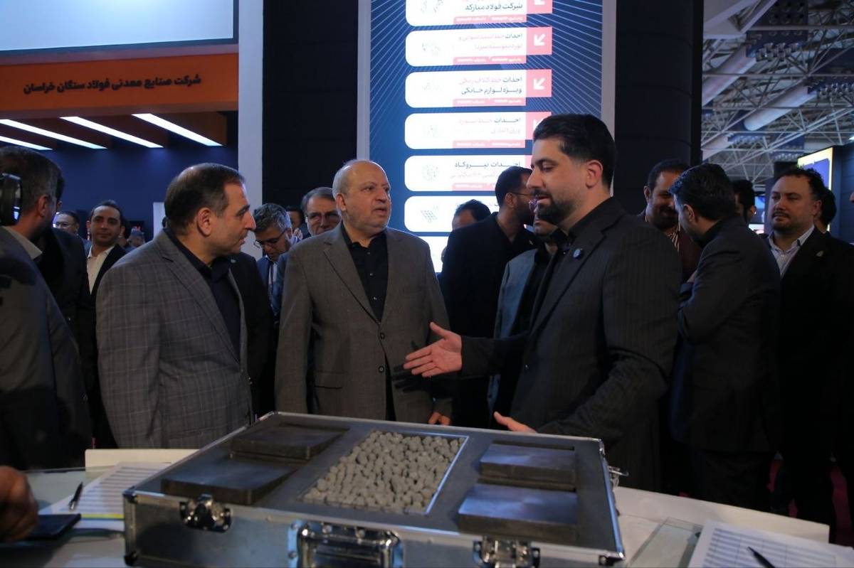 بازدید دکتر هدایت مدیرعامل شرکت سرمایه گذاری غدیر از غرفه فولاد غدیر نی‌ریز 