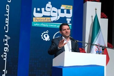 بانک مرکزی مسیر تأمین مالی یک‌میلیارددلاری پتروشیمی‌ها را هموار کرد/تأمین مالی ۵۰۰ میلیون‌دلاری از محل ارزهای صادراتی شرکت‌های هلدینگ خلیج‌فارس با پیش‌فروش ارز صادراتی