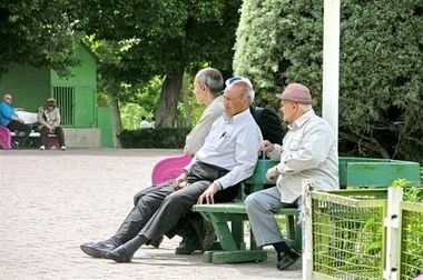 عیدی ۱۰ میلیون تومانی بازنشستگان با حقوق بهمن پرداخت می‌شود