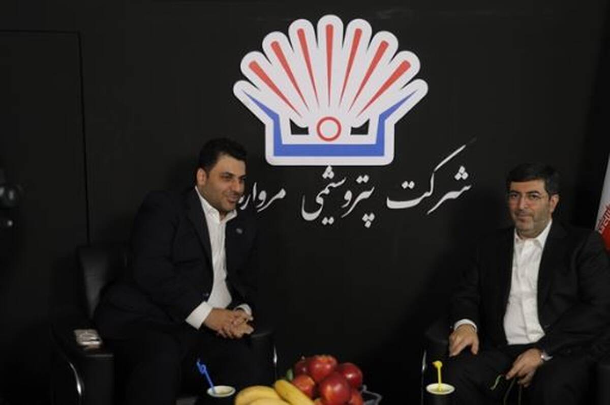 بازدید مدیرعامل شرکت سرمایه‌گذاری اهداف از غرفه پتروشیمی مروارید