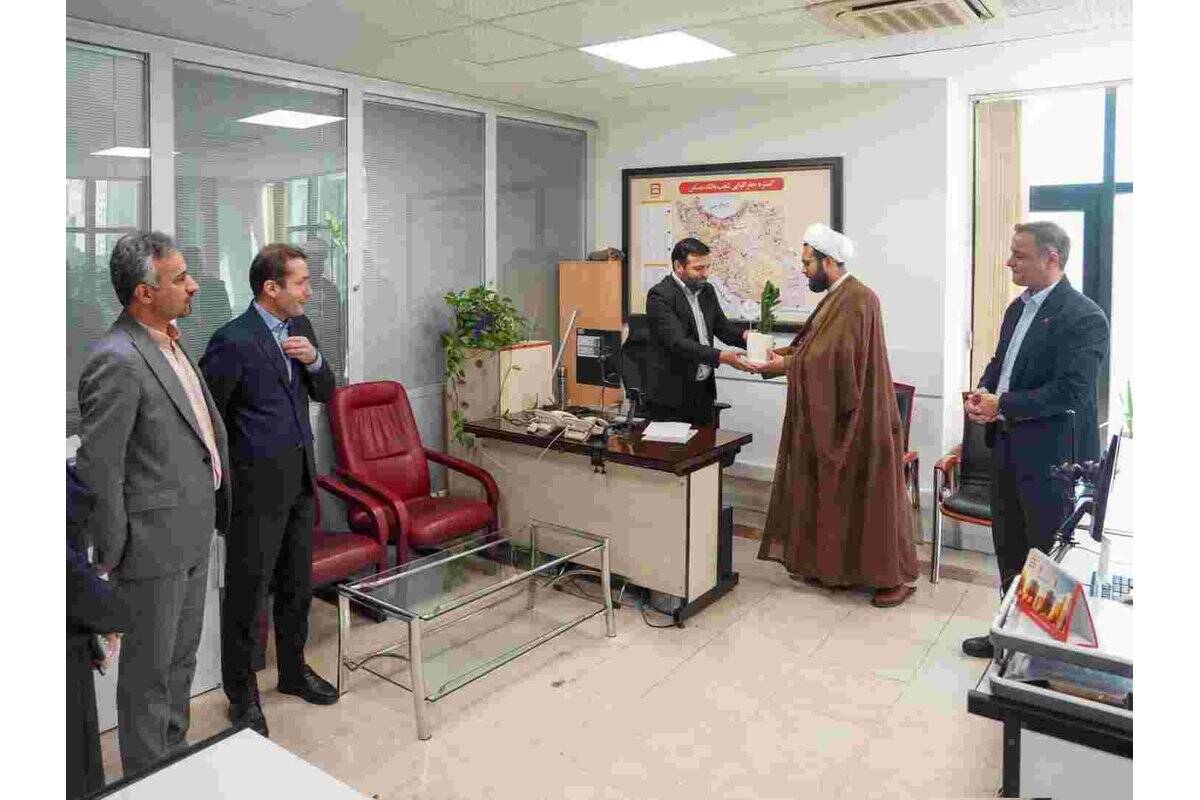 دعوت به آرامش روح و جان در سایه نماز جماعت / دیدار صمیمانه امام جماعت بانک مسکن با همکاران ستاد مرکزی