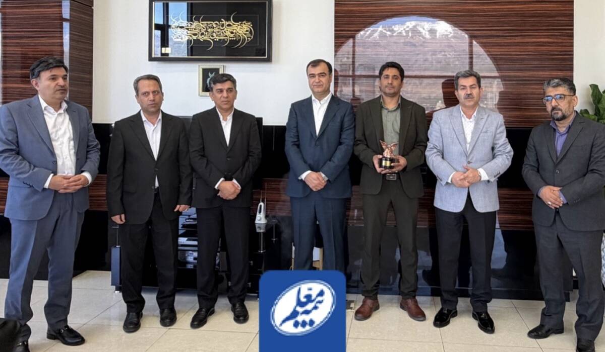 تجلیل از پدر دو دانش‌آموز شهید میناب در دیدار با رئیس‌کل بیمه مرکزی به دعوت بیمه معلم