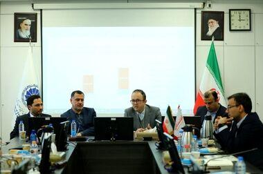 پشت سر بورس ایستاده‌ام/ کمک می‌کنم تا بازار سرمایه منبع تامین مالی شود/ تلاش وزارت اقتصاد این است که به بازار سرمایه لطمه وارد نشود