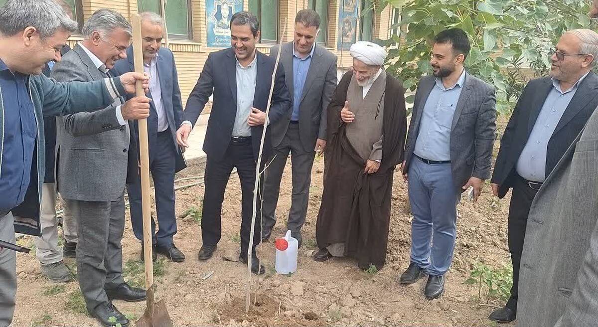 گرامیداشت روز درختکاری با کاشت نهال توسط رئیس سازمان زمین‌شناسی و اکتشافات معدنی کشور در خوزستان