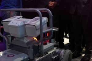 بازدید وزیر امور اقتصادی و دارایی از غرفه رایتل در نمایشگاه الکامپ ۱۴۰۴