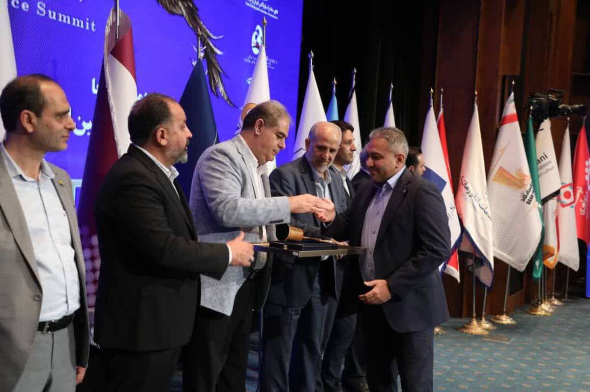نشان عقاب طلایی مدیریت خلاق به مدیرعامل بانک سینا اعطا شد 