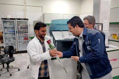 رونمایی از ویژه نامه آهینه در مراسم گرامیداشت روز کارگر