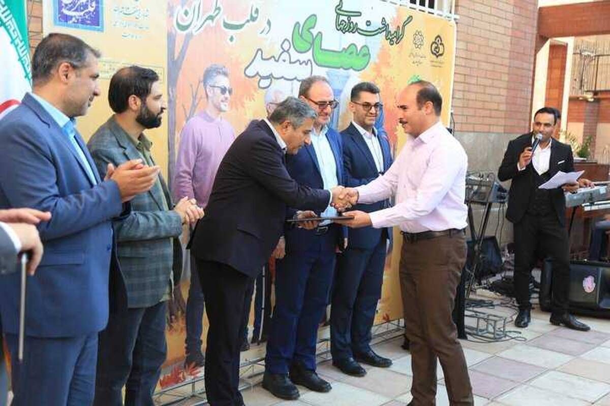 تجلیل شهردار منطقه۱۲ از رئیس پلیس راهور تهران 