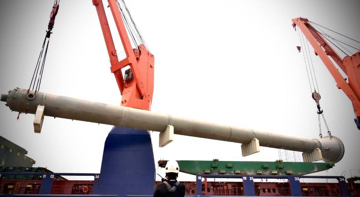 رآکتور اوره هنگام آماده نصب می‌شود