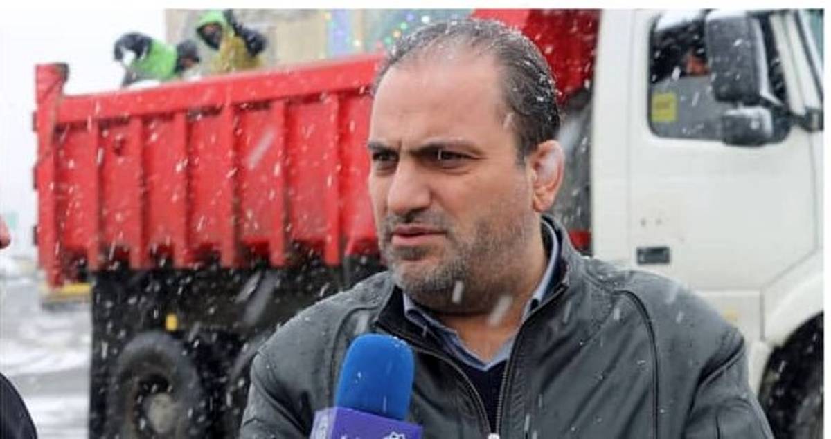 عملیات برف روبی با آماده باش شبانه روزی نیروهای برف روب  منطقه ۴ در حال اجرا است