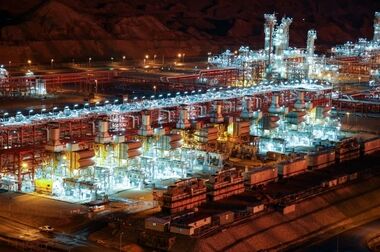 نصب سکوی تولیدی میدان نفتی رشادت در آب‌های نیلگون خلیج همیشه فارس