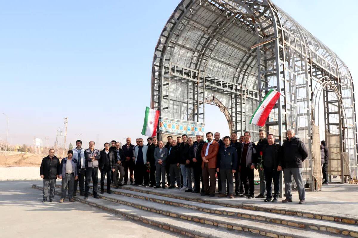 مراسم گرامیداشت آغاز دهه مبارک فجر در شرکت آلومینای ایران و تجدید میثاق کارکنان با آرمان‌های امام راحل (ره)