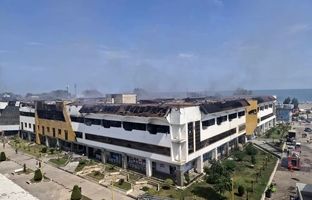  مهار کامل آتش سوزی مجتمع ونوس انزلی؛ بدون سرایت به طبقات دیگر و فاقد خسارت جانی و مصدومیت