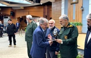 اعطای نشان افتخار اقتصاد مقاومتی به پتروشیمی بوعلی سینا