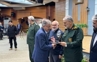 اعطای نشان افتخار اقتصاد مقاومتی به پتروشیمی بوعلی سینا