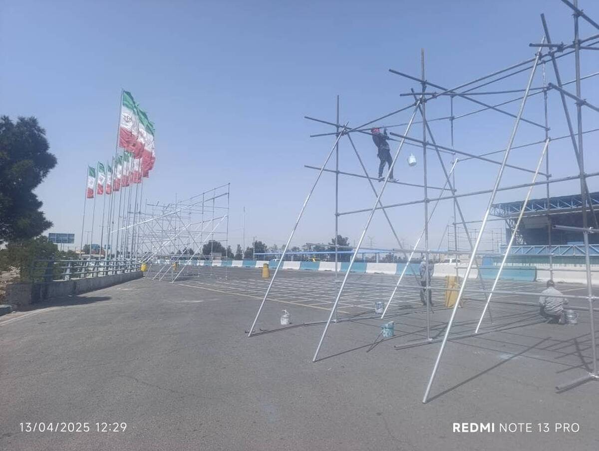 آماده‌سازی گسترده جایگاه رژه نیروهای مسلح به مناسبت گرامیداشت روز ارتش در منطقه ۱۹