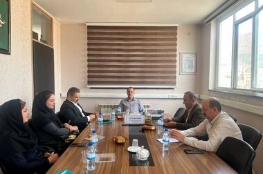 دیدار مدیر بیمه دی در اصفهان از جانباز ۷۰ درصد و خانواده شهدای تیران و کرون