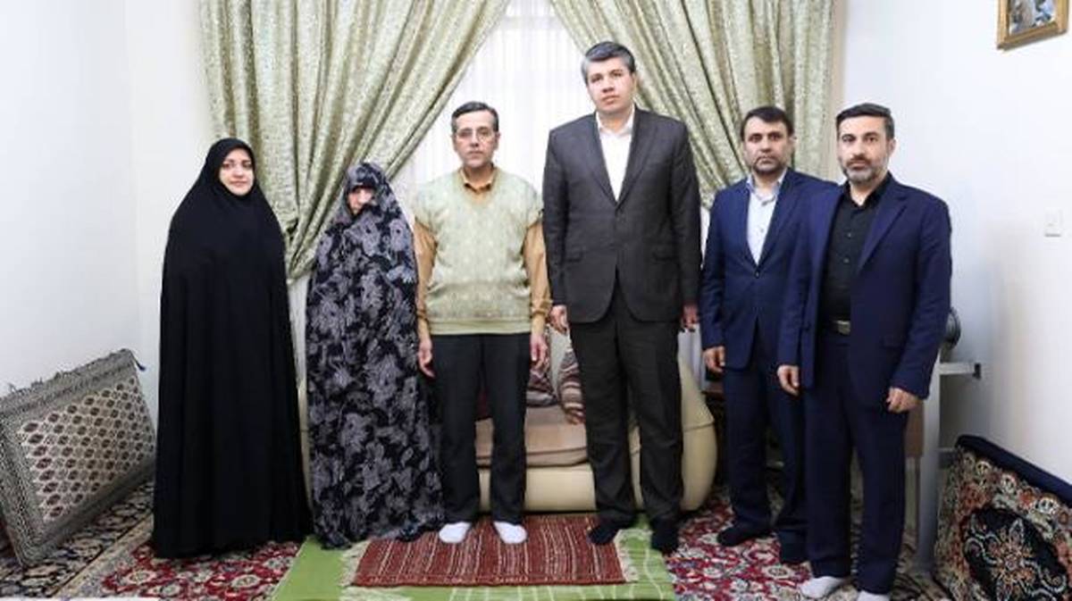 دیدار مدیرعامل بانک توسعه صادرات ایران با خانواده شهید حاج محمدیان