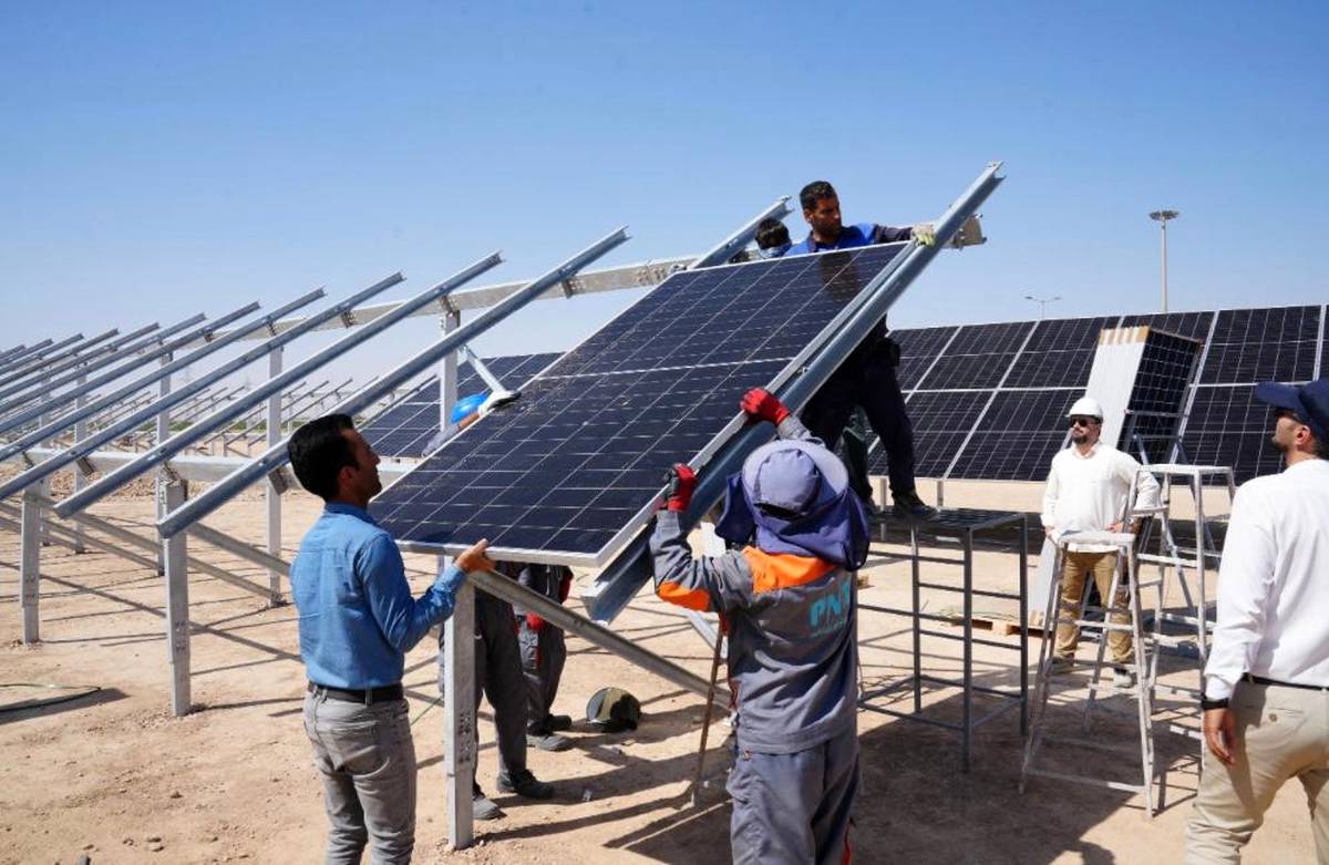 آغاز نصب پنل‌های خورشیدی در نیروگاه ۱۵.۲ مگاواتی شرکت پالایش گاز بیدبلند خلیج‌فارس