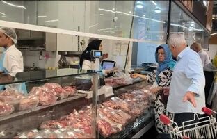توزیع گسترده ۵۰ تن گوشت گرم گوساله تنظیم بازار در فروشگاه‌های زنجیره‌ای رفاه