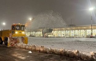 انجام گسترده عملیات زمستانی در ۱۸ فرودگاه کشور / مصرف بیش از ۱۵۸ تن مواد یخ‌زدا