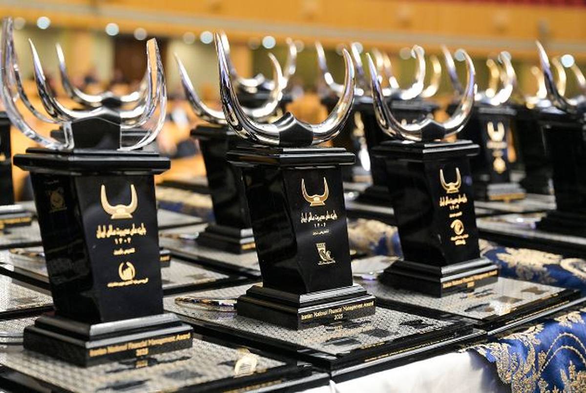 تندیس زرین شانزدهمین دوره «جایزه ملی مدیریت مالی ایران» به بانک پاسارگاد اهدا شد