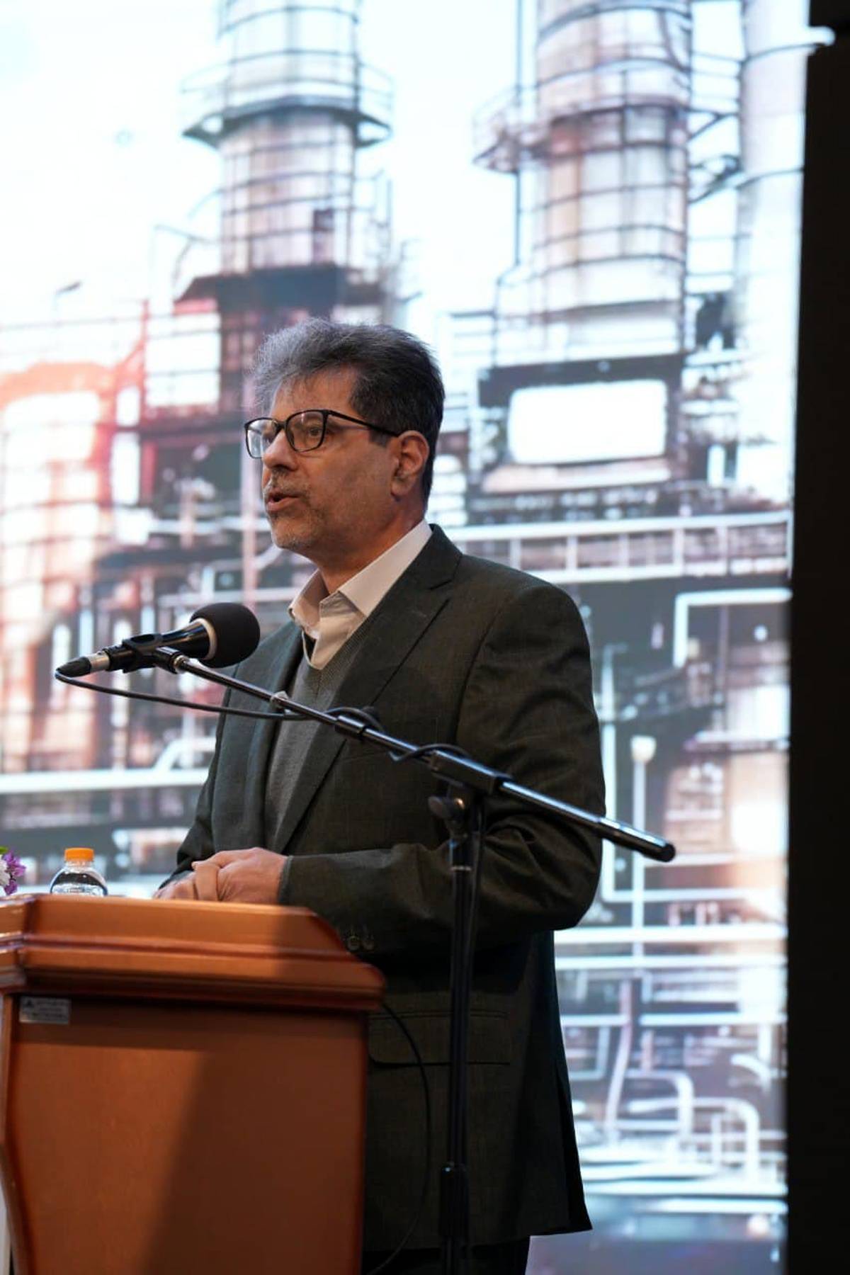 هلدینگ خلیج‌فارس، توانایی کاهش سهم ۲ میلیارددلاری واردات محصولات پتروشیمی را دارد/ به‌جای تولید انفرادی ده‌ها محصول، باید در صدها زنجیره ارزش جهانی سهم داشته باشیم