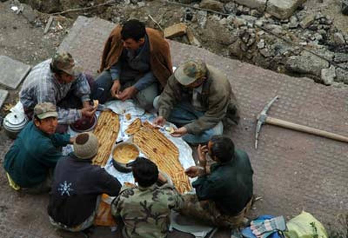  نگرانی طبقه کارگر از گرانی بنزین و حذف ارز ترجیحی/ چیزی از سفره کارگران باقی نمی‌ماند