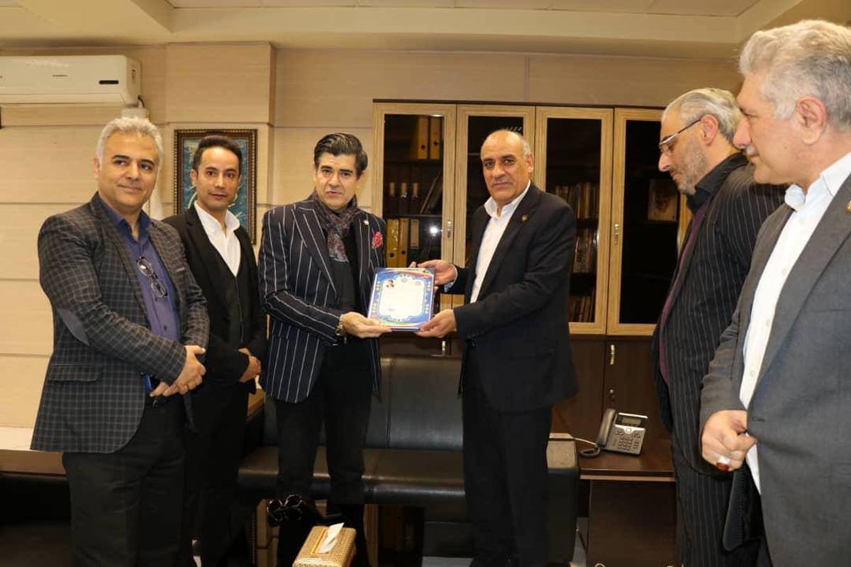 ایران صدای ایران را بیمه کرد ؛ بیمه نامه ۵۰ میلیارد ریالی برای حنجره سالار عقیلی