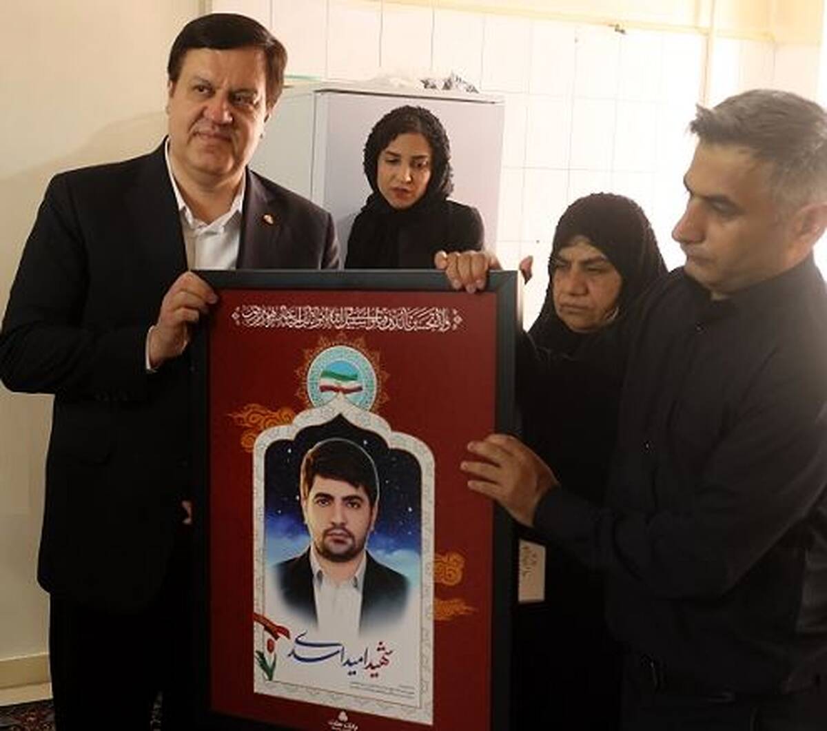 دیدار مدیرعامل بانک ملت با خانواده شهید امید اسدی، از کارکنان شهید بانک در جنگ رمضان