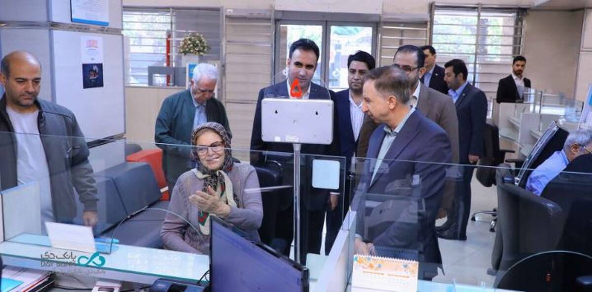 مدیرعامل بانک دی در شرایط خاص پای صحبت مشتریان نشست