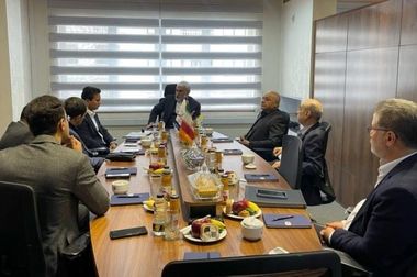  بازدید دکتر مهدی چمران، رئیس شورای اسلامی شهر تهران، از غرفه موسسه اعتباری ملل، در نمایشگاه بین‌المللی مشهد