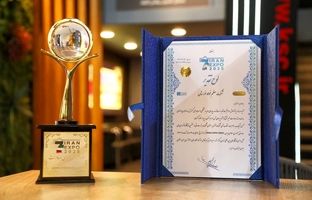 لوح تقدیر به عنوان شرکت برتر صادراتی در هفتمین نمایشگاه ایران اکسپو ۲۰۲۵ به غرفه شرکت فولاد خوزستان رسید