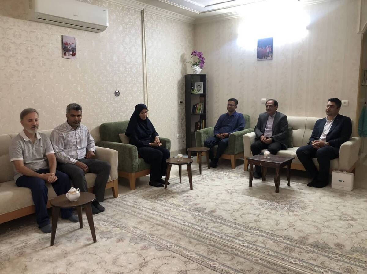عیادت مدیران بیمه دی از بیمه شدگان‌ و بررسی روند درمان آنها اقدامی قابل تحسین است 