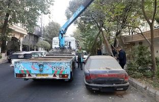 اجرای طرح جمع‌آوری خودروهای فرسوده در معابر منطقه ۲