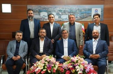 امضای تفاهم نامه همکاری میان شرکت پتروشیمی جم و شرکت سرمایه‌گذاری صنایع پتروشیمی در حاشیه نمایشگاه نفت گاز و پتروشیمی ۱۴۰۴