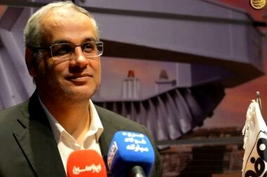 رئیس‌جمهور جایزه سرمایه‌گذار برتر نیروگاه‌های خورشیدی کشور را به گروه فولاد مبارکه اهدا کرد