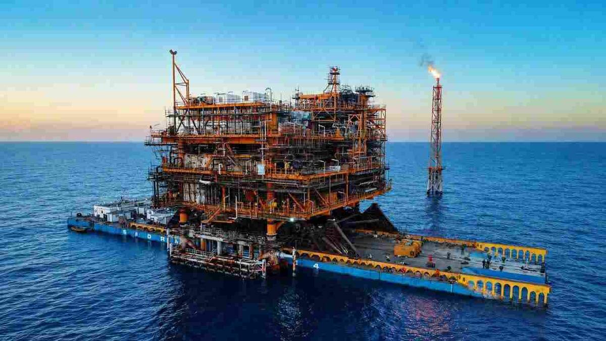 نصب سکوی تولیدی میدان نفتی رشادت در آب‌های نیلگون خلیج همیشه فارس