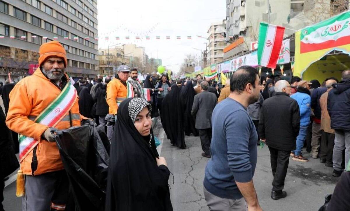 پاکسازی ۱/۵ کیلومتر از مسیر راهپیمایی ۲۲ بهمن