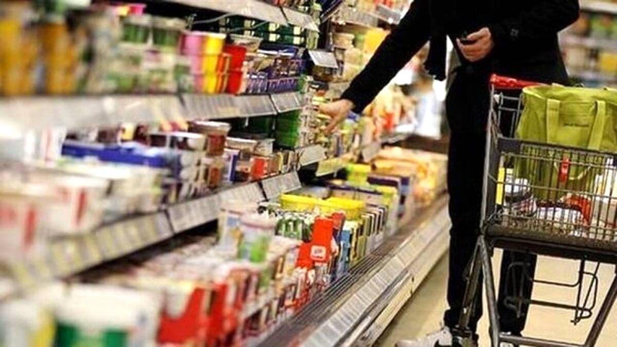 ذخایر کالاهای اساسی کافی است/ مردم به ثبات بازار کمک کردند