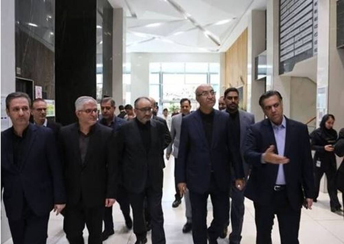 استاندار کرمانشاه به همراه دکتر پرتوافکنان عضو هیأت مدیره بانک سپه با حضور در بیمارستان حکیم از بخش‌های مختلف این مرکز درمانی بازدید کردند